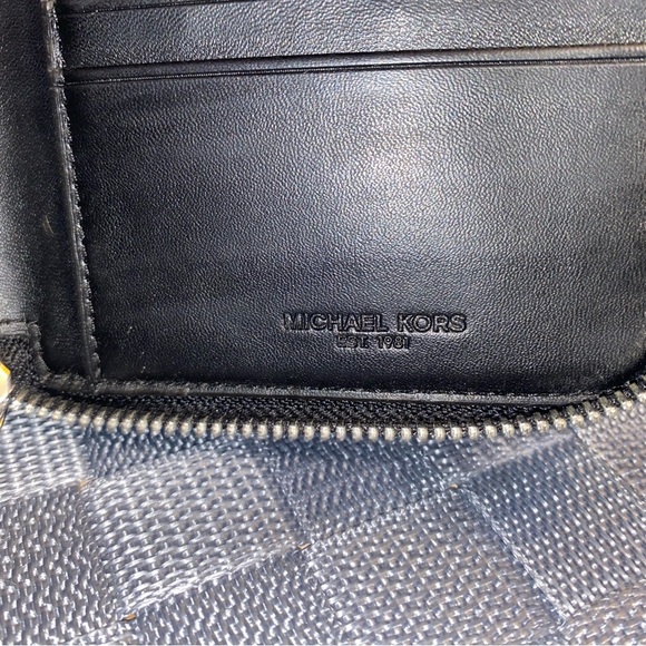 MICHAEL KORS SMARTPHONE WALLET - Picture 10 of 15